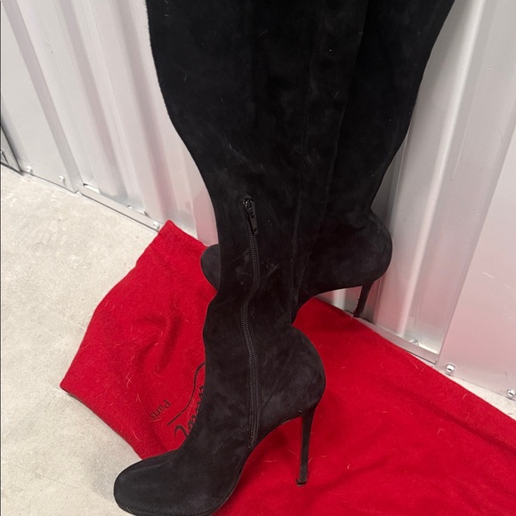 Christian Louboutin Black Pumps with Iconic Red Soles - Picture 6 of 7